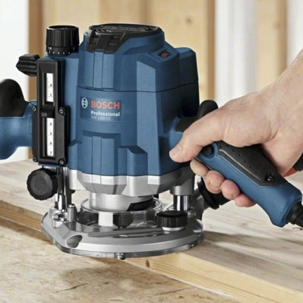 Bosch Oberfräse GOF 1250 CE Professional im Set im Karton